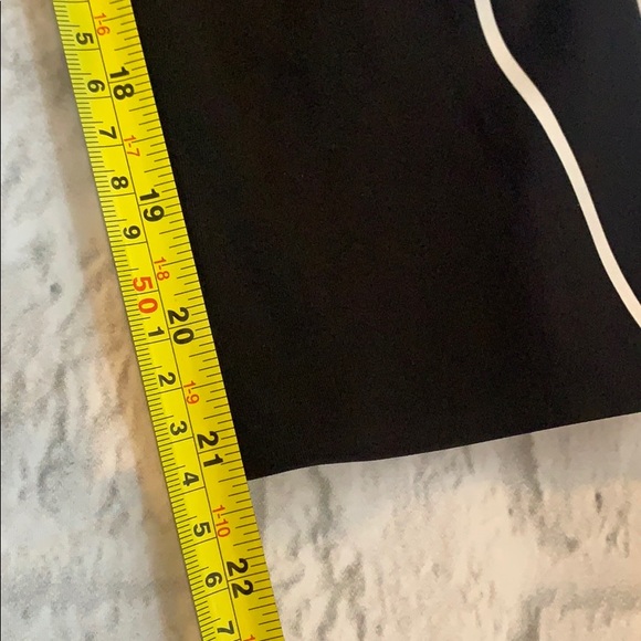 Lululemon black cropped leggings sz 4 - Picture 9 of 9